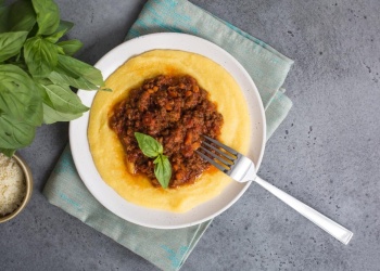 La receta de polenta con salsa bolognesa que reconforta cuerpo y alma