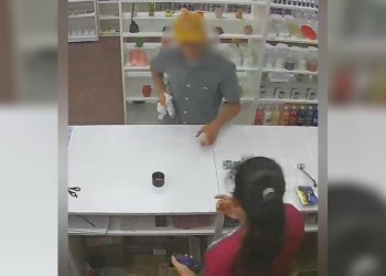 Fue grabado robando un comercio, lo arrestaron y lo investigan por otros asaltos
