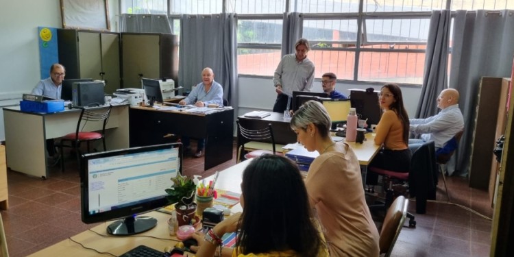 DEPARTAMENTO DE TÍTULOS. Pese a las dificultades con el sistema, el equipo continúa trabajando y firmando títulos.