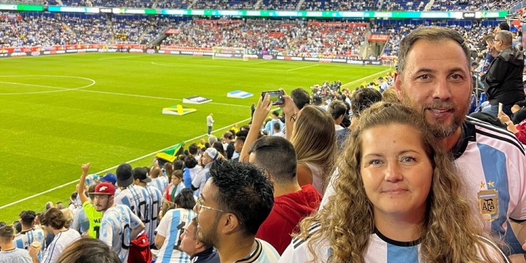 VIENDO A MESSI. Silvina y su marido Ernesto, en el amistoso entre Argentina y Jamaica, previo al Mundial de Qatar 2022.