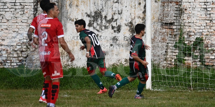 A LA RED. Alan Cáceres (10) ya convirtió en el empate en Villa Urquiza.