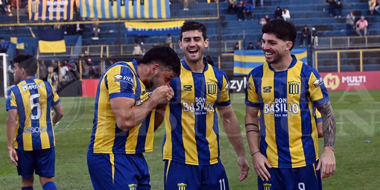 VUELVE. Richard Rodríguez cumplió la fecha de suspensión y sería titular.