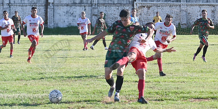 POR TODO. El Verdirrojo y El Globo juegan un partidazo en Villa Urquiza.
