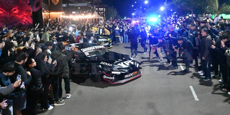 MULTITUDINARIO. Así fue la exhibición de las máquinas de Rossi y Ebarlín, por la avenida costanera de Posadas.