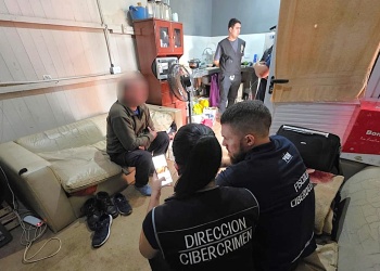 Ella fue detenida por robar con la tarjeta de su empleador, su pareja por bajar archivos MASI