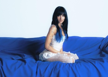 Aitana arrasa en España con su nuevo disco Cuarto Azul