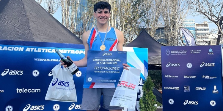 SONRISA. Walter y la alegría tras quedarse con un nuevo título de campeón.