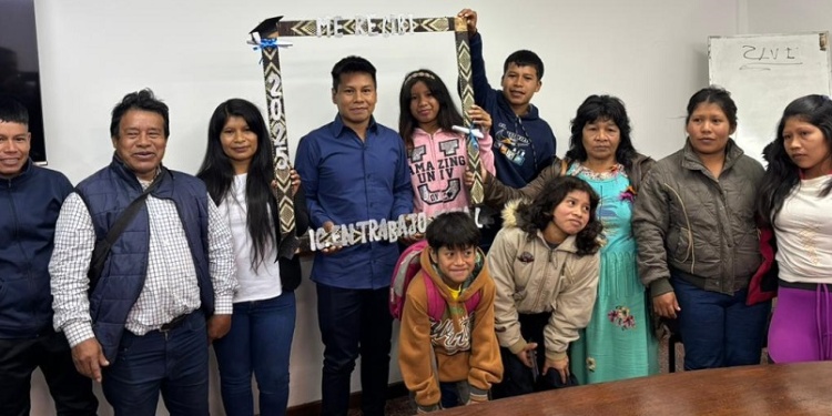 El GRAN DÍA. Aníbal junto a su familia, entre ellos su hermano que también se recibirá de Trabajador Social.