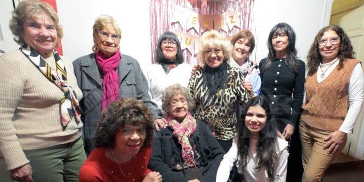 FESTEJO CON FAMILIA Y AMIGAS. El 13 de junio, Día de San Antonio, Antonia cumplió 96.