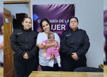 “¡Se está ahogando!”: una madre pidió ayuda en la comisaría y policías salvaron a su bebé