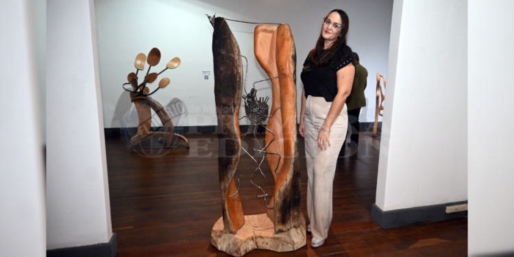 CORAZÓN RESILIENTE. La artista y docente Tanya Muller presentó su obra “Resiliencia” con la cual obtuvo el Premio del Público en la Primera Bienal de Cainguás.