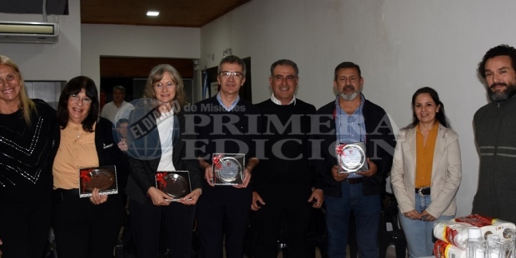 DISTINGUIDOS. Molina, Anton, Zanek y Carratini, junto a Juana Beatriz Lorenzo (presidenta del Colegio de Bioquímicos), Carlos Insaurralde (tesorero), Ernesto Velázquez (secretario) y Sandra Beatriz Melnik (vocal).
