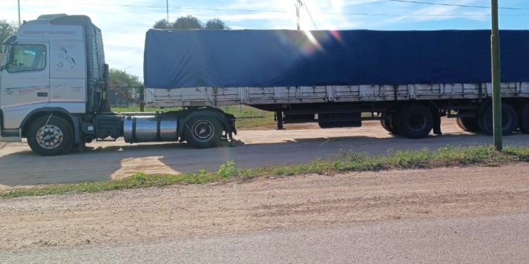 VOLVO SEMIRREMOLQUE. El transporte quedó secuestrado en la localidad santiagueña de Quimilí hasta que se aclare a la fiscal Celia Mussi lo sucedido.