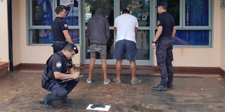 DETENIDO EN MISIONES. El brasileño buscado por Interpol (remera blanca) junto a su complice "Chavelo", tras haber sido atrapados en Campo Grande.