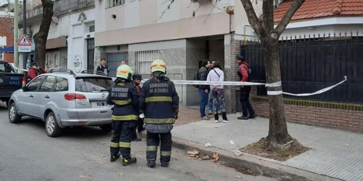 INTERVENCIÓN. Bomberos con equipos de oxígeno para las labores forenses.