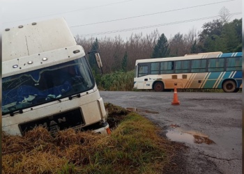 Camionero intentó esquivar un colectivo y terminó despistando