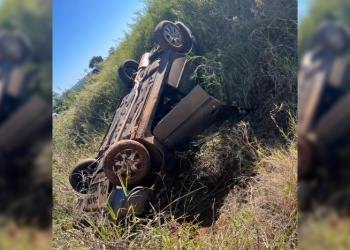 Perdió el control del auto al intentar tomar una curva y terminó despistando