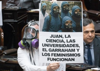 Un diputado se presentó en el recinto vestido como “El Eternauta”