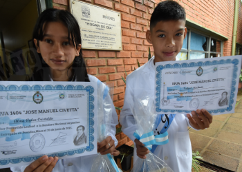 Alumnos realizaron la Promesa de Lealtad a la Bandera en el Hogar de Día de Posadas