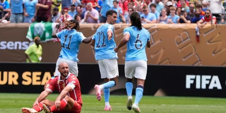 FESTEJO. Doku, con la 11 en su espalda, celebra el segundo tanto del conjunto inglés.