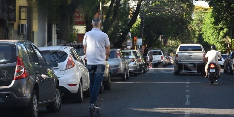 REALIDAD. El uso del monopatín eléctrico crece en las ciudades.