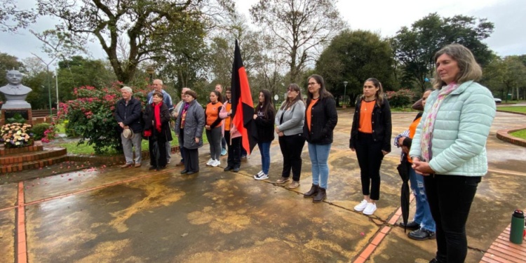 BUSTO AL PADRE MARX. Hubo palabras alusivas y una ofrenda floral.