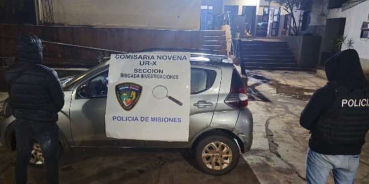 EL AUTOMÓVIL. Fue hallado en el fondo de una propiedad del barrio San Isidro de Posadas y fue secuestrado.