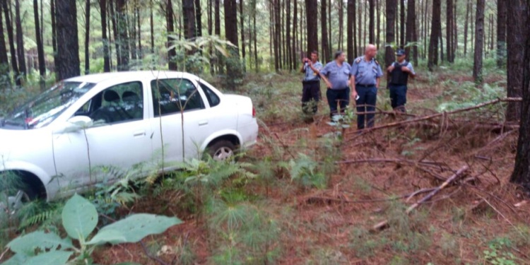 HALLAZGO. Al día siguiente del hecho efectivos de la Unidad Regional VI ubicaron el Corsa de la víctima en un pinar.