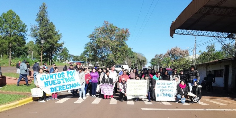 RECLAMO. Unos 50 vecinos del barrio se movilizaron para pedir ayuda y “evitar más pérdidas irreparables”.