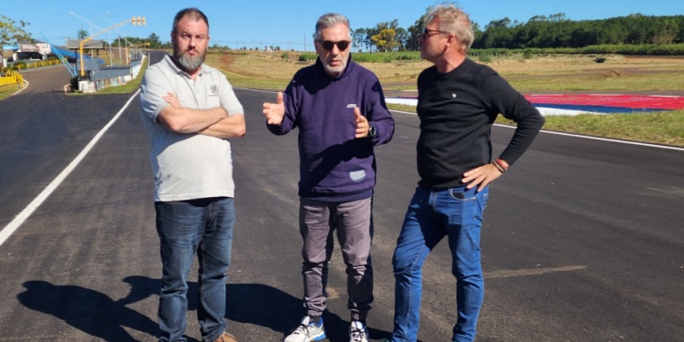 RETOQUES. Argento, ayer, en plena recorrida por el autódromo capitalino.