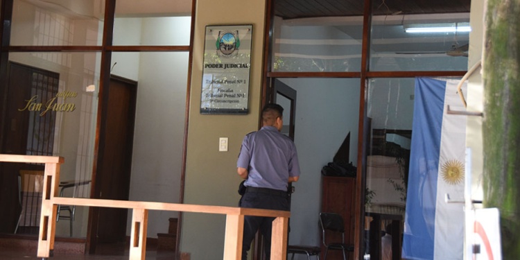 TESTIGO NO PUDO SUBIR LAS ESCALERAS. Un hombre que sufre de asma declaró en la planta baja del edificio.