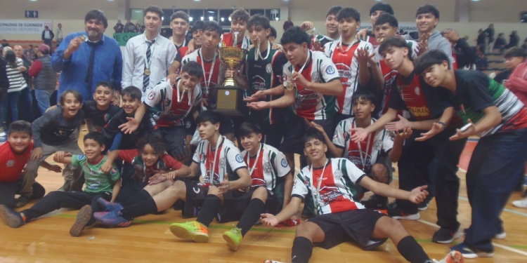CON TODOS. El plantel de UCDE festejó con todos sus hinchas el campeonato conseguido en el Nacional de futsal. Foto gentileza Cristian Reble.
