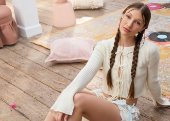 Yami Safdie brilló en París en el aniversario de Netflix