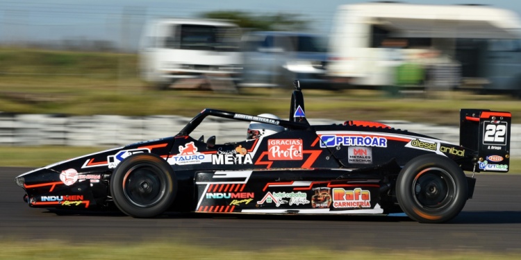 FÓRMULA 3 ENTRERRIANA. El piloto misionero actualmente corre en el F3 junto a otras pilotos de la tierra colorada.