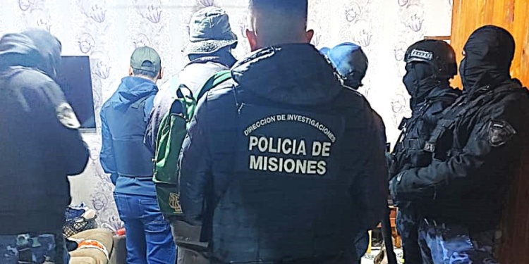 EN SIMULTÁNEO. Varias fuerzas policiales actuaron en los allanamientos.