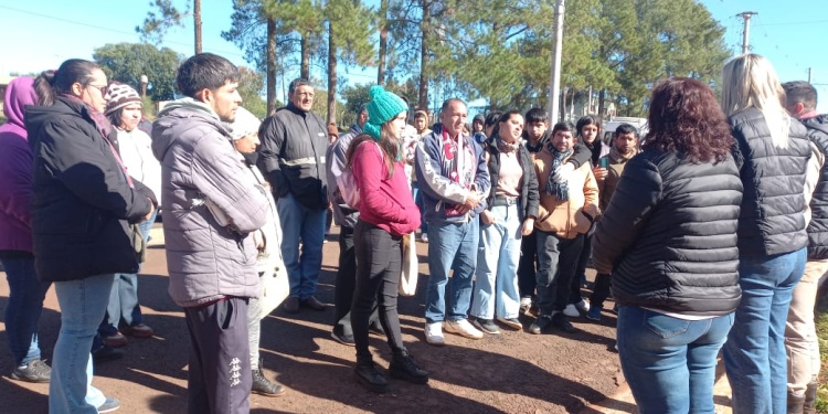 RESPUESTA. La intendenta Claudia Acuña se reunió con los vecinos del barrio Apepú.
