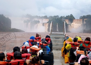 Las Cataratas del Iguazú se muestran con un caudal imponente