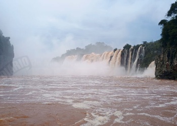 Las Cataratas del Iguazú se muestran con un caudal imponente