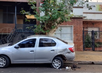 Malestar de vecinos por un auto chocado que bloquea el garage del edificio