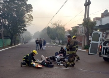 Dos jóvenes heridos tras un choque entre un auto y una moto en Jardín América