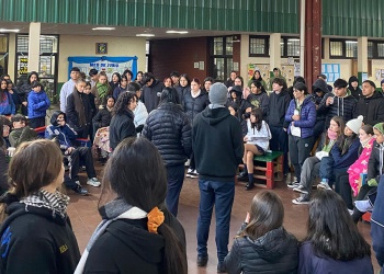 Alumnos rechazan el regreso de un docente denunciado por abuso