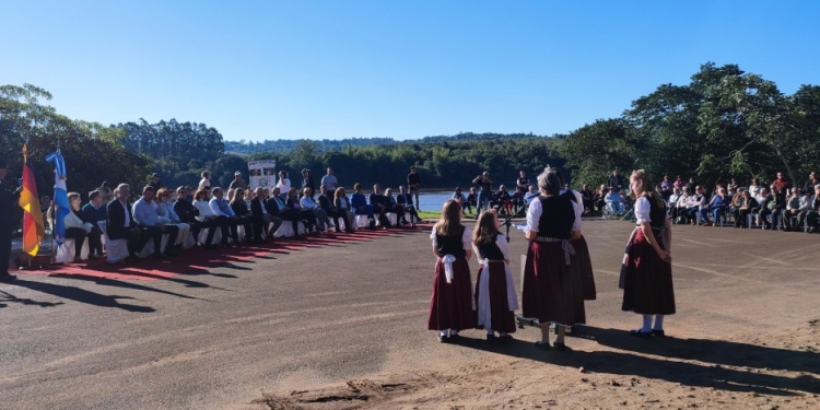 TRADICIÓN Y HOMENAJE. Ante la visita del embajador Lamlé, la comunidad alemana lo agasajó con muestras y danzas.