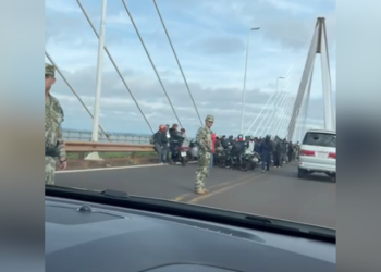 Protesta de paseros: liberaron media calzada pero continúan sobre el puente