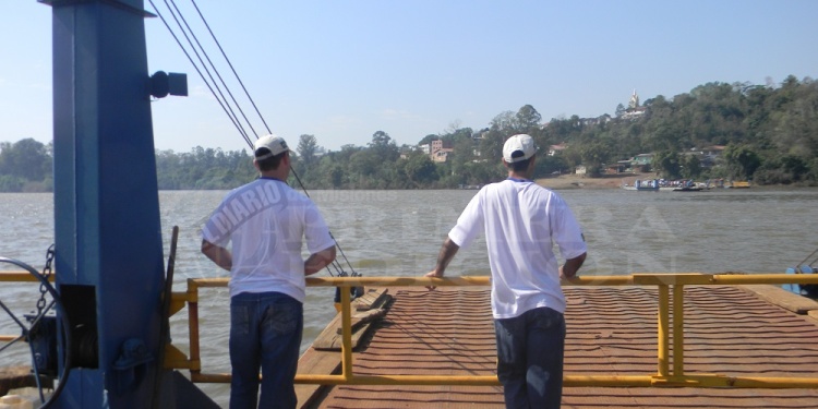A LA ESPERA. Quienes suelen trasladarse en auto al vecino país, aguardan la reactivación del servicio