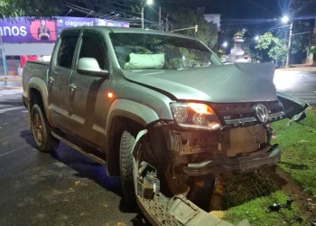 Despiste sin heridos en Posadas: una camioneta chocó contra un poste en la madrugada