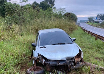 Perdió el control y terminó fuera de la ruta