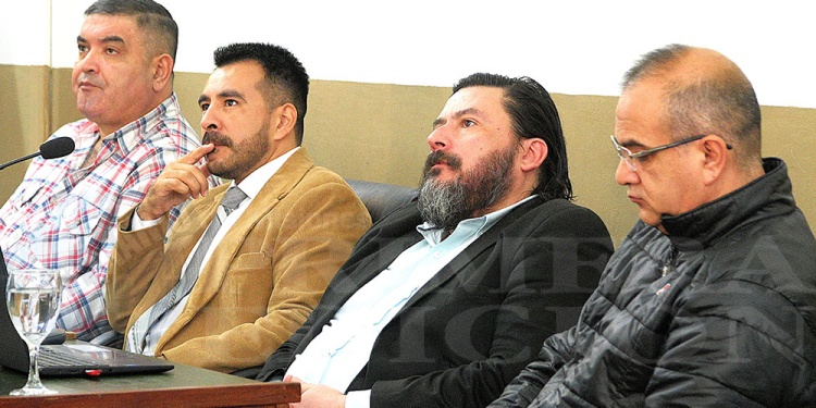 PROBLEMAS DIGESTIVOS. Leguiza y Larraburu (izquierda y derecha entre los acusados en la imagen) durante la segunda jornada de juicio el 5 de mayo pasado.