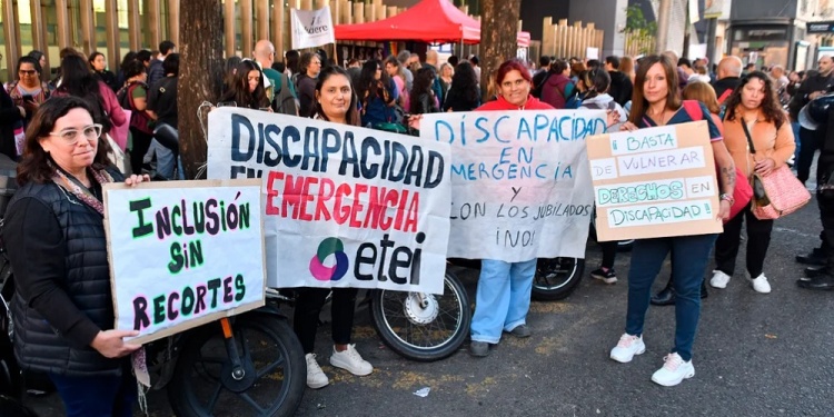 Agrupaciones que nuclean a personas con discapacidad realizaron el 30 de abril una marcha en las inmediaciones del Congreso en rechazo a los múltiples recortes en el sector y para exigir la declaración de la Emergencia Nacional en Discapacidad (Foto: NA)