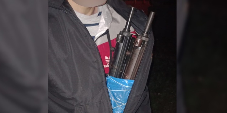 IN FRAGANTI. El policía llevaba ocultos en su campera los fusiles pertenecientes al Comando Radioeléctrico UR-VII.