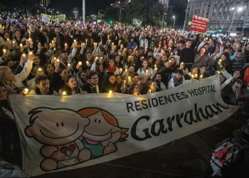 Residentes del Garrahan protagonizaron marcha de velas al Obelisco en busca de respuestas